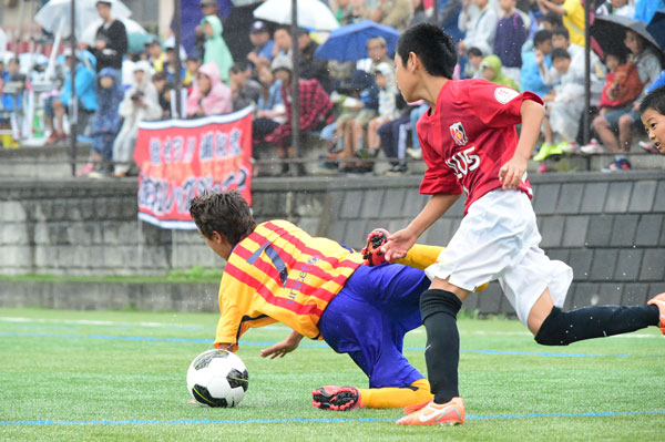 雨のグラウンドでも滑らない サッカーの試合中 急発進するときのコツとトレーニング 動画付き サカイク