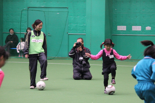 女子のための ０から始めるサッカー練習法 まずはボールに慣れよう サカイク