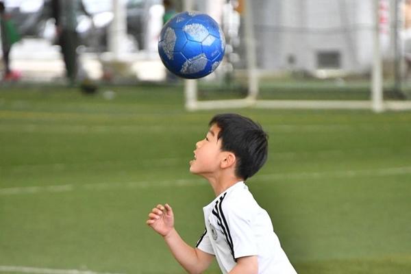 小学生年代のヘディングは禁止した方が良いの 知っておきたい少年サッカーのヘディングリスク サカイク