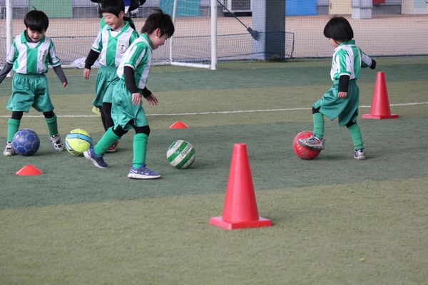 1日コーチ気分 サッカー初心者のお母さんも一緒に楽しめる練習メニュー サカイク