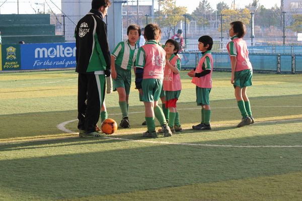 サッカー初心者のお母さんも一緒にできて 子どもに考えさせる練習メニュー サカイク