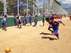 選手と指導者 選手同士で会話を重ねながら 子どもの個性を育むレオーネ山口 サカイク