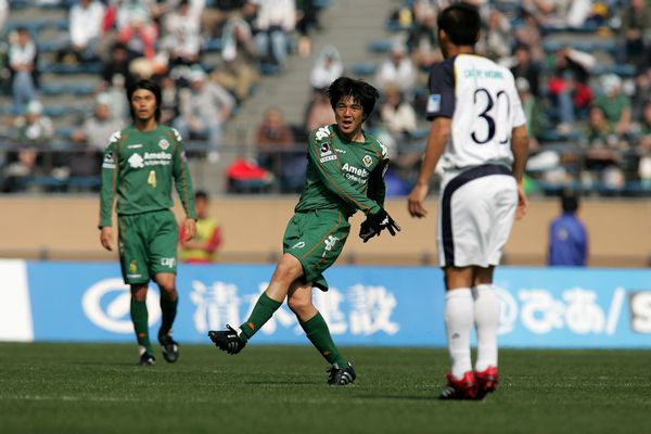 自分で考えるサッカーを子どもたちに。メッシや元日本代表・中村俊輔らレフティーには天才選手が多い? サッカーにおける左利きの謎