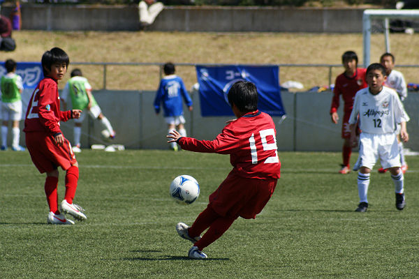 こんな選手は苦労する 少年サッカーで忘れがちな 蹴る技術 サカイク