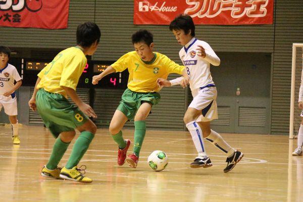 狭いエリアのプレーがサッカーに活きる フットサルから学ぶサッカーの戦術 動き方 サカイク