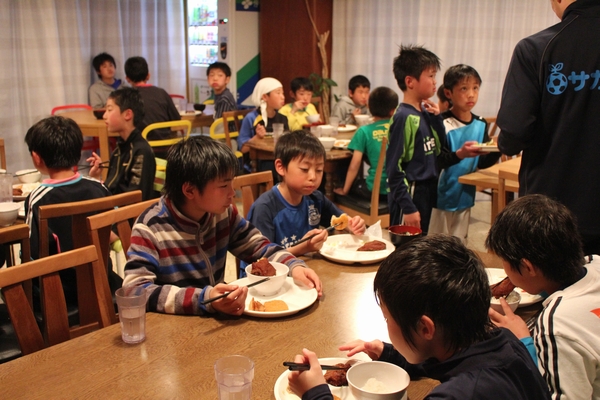 サカイクキャンプ春　食事の様子