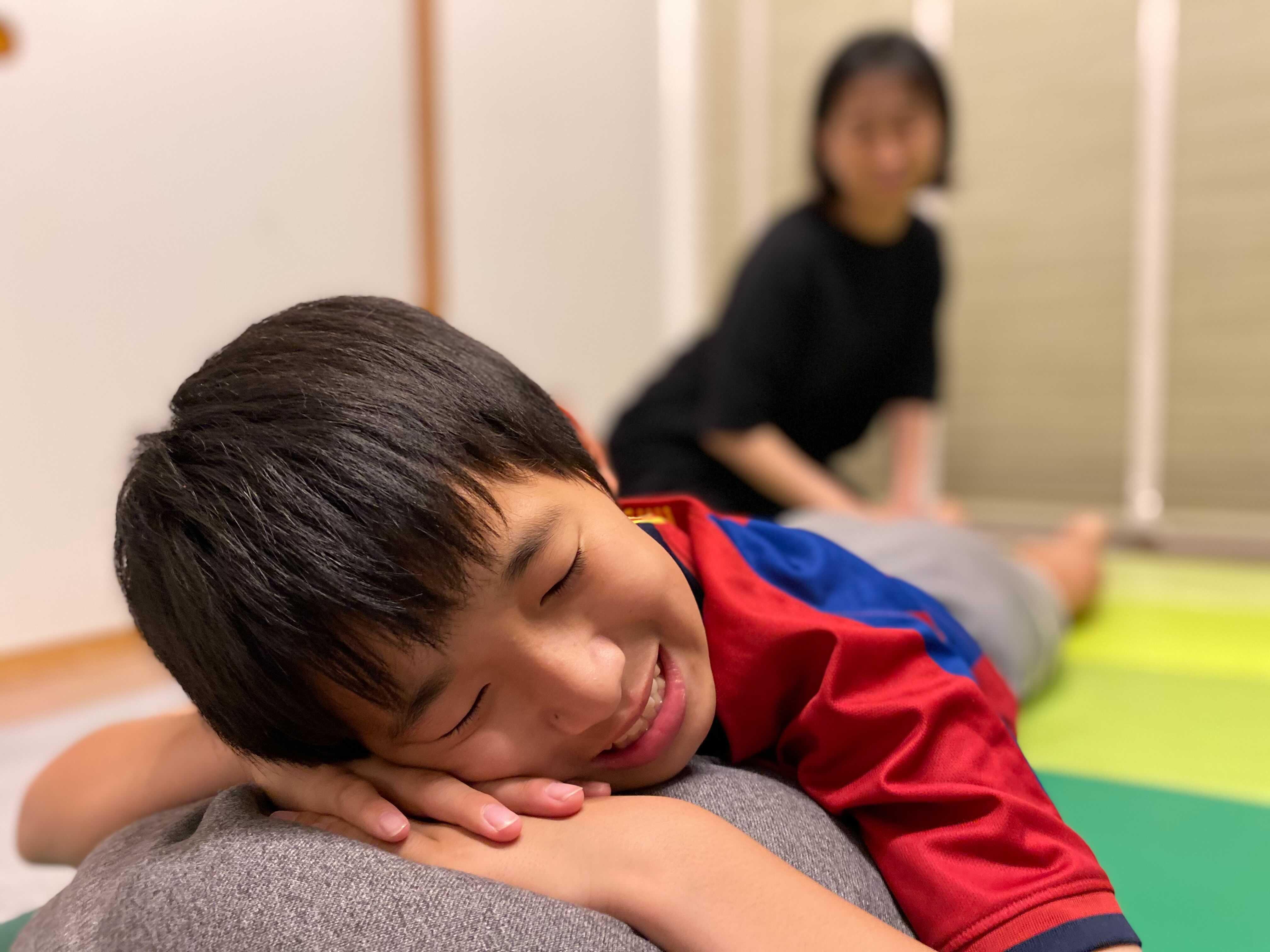 スポーツで疲れた子どもの心にも効く マッサージは親子の絆を深める最強ツール サカイク