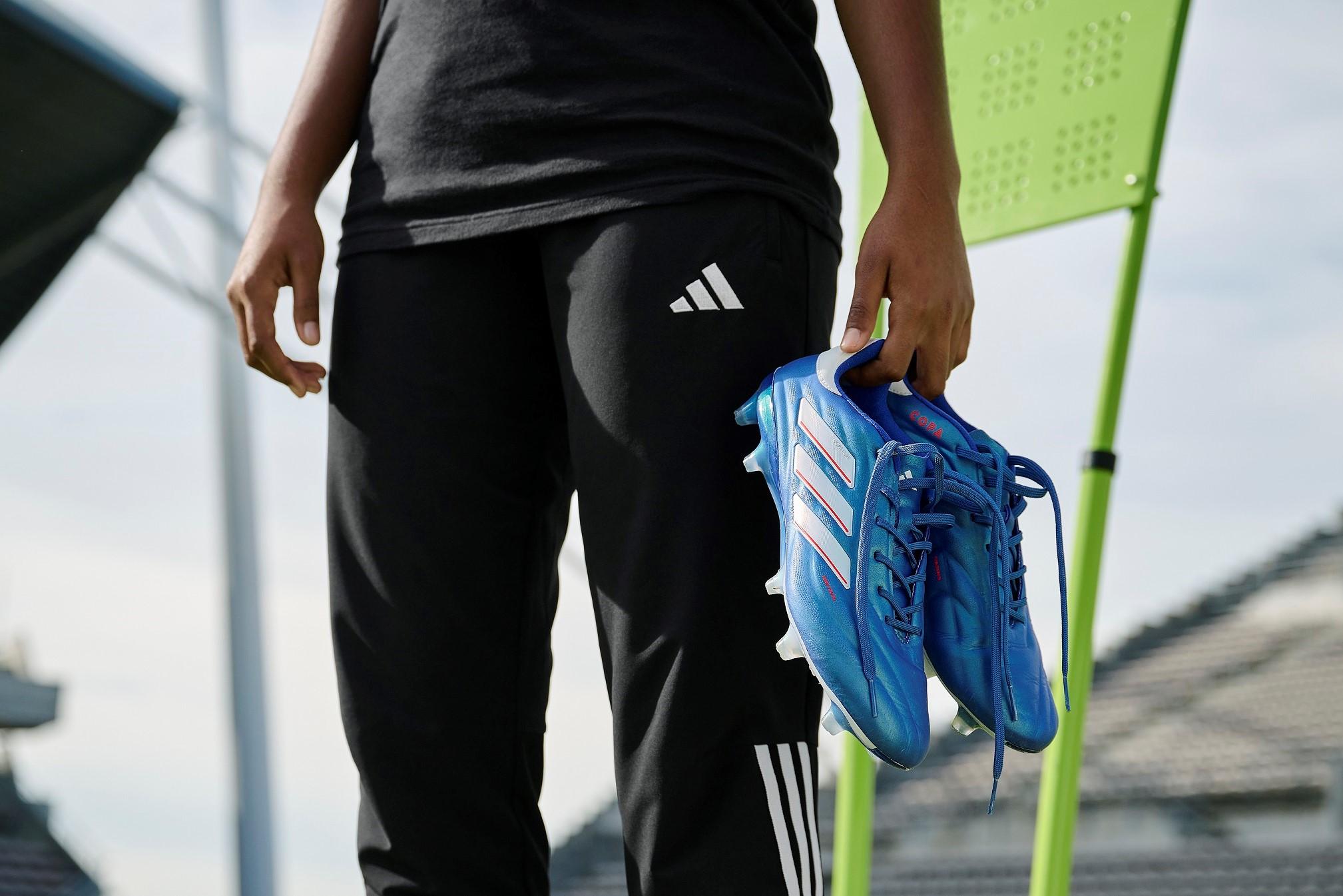 素足感覚のボールタッチを実現した最新サッカースパイク アディダス